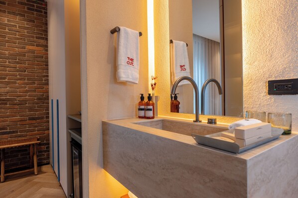 Standard Double Room | Bathroom