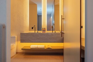 Superior Tek Büyük Yataklı Oda | Banyo | Ayrı küvet ve duş, geniş duş başlığı, ücretsiz banyo/kozmetik ürünleri 