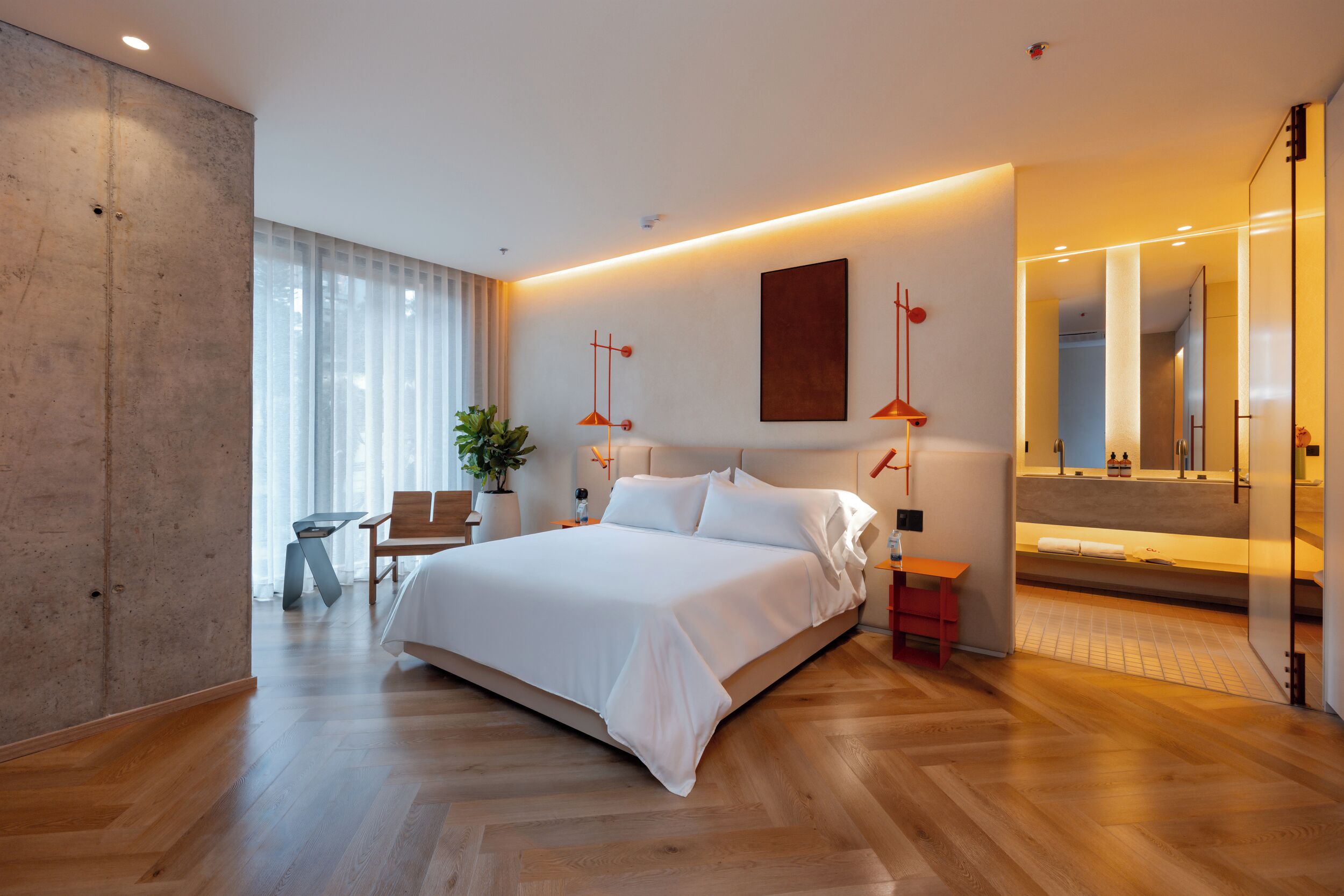 Design Studio Suite | In-room safe, desk, laptop workspace, blackout drapes