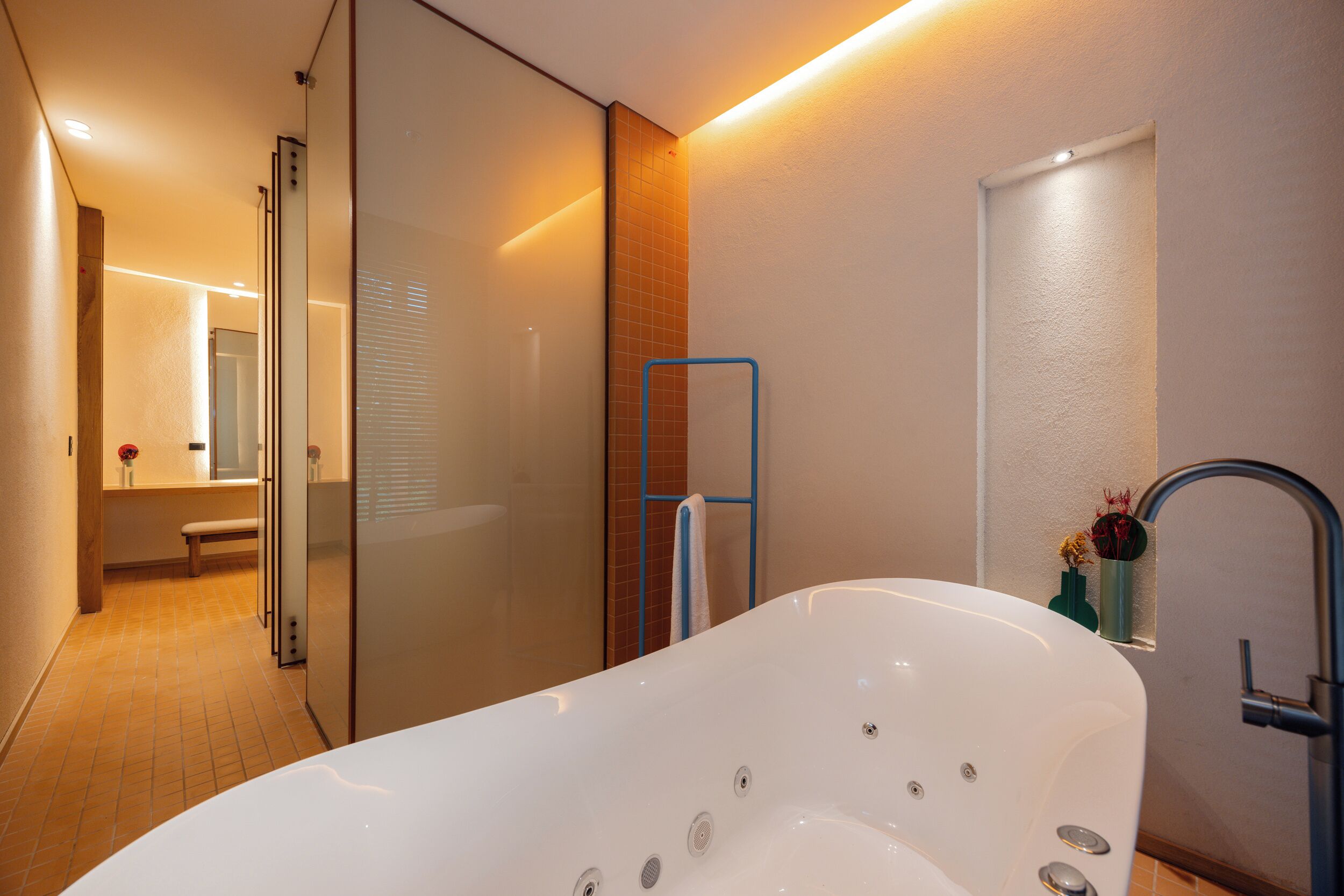 Suite estudio de diseñador | Baño | Tina y regadera independientes y regadera tipo lluvia 