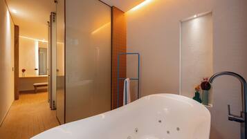 Suite estudio de diseñador | Baño | Tina y regadera independientes y regadera tipo lluvia