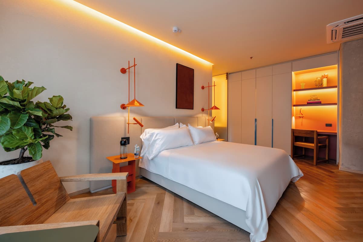 Studiosuite – design | Safe på rommet, skrivebord og skrivebord for bærbar PC