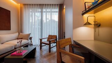 Suite estudio de diseñador | Área de sala de estar | Televisión