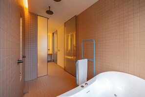 Superior Double Room | Bathroom | Free toiletries, hair dryer, towels, soap - The Cut Hotel by MOME (Medellín)