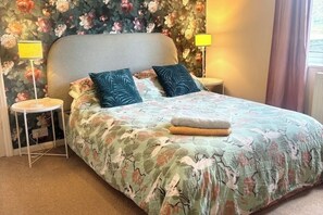 3 bedrooms, iron/ironing board, WiFi, bed sheets - Stylish House ⭐️ Short walk - park & Gloucester Rd! (Bristol)