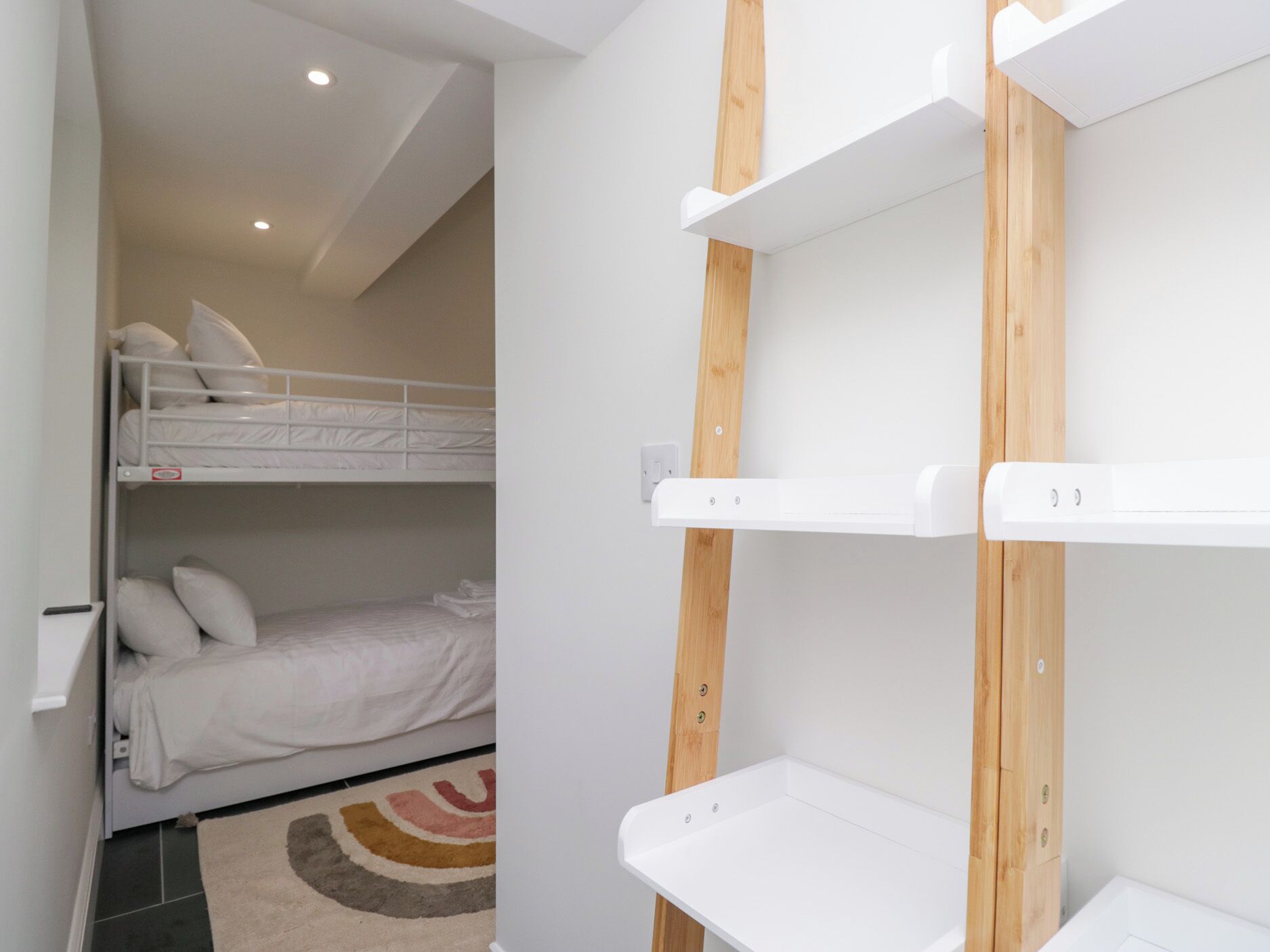 2 dormitorios, decoración individual, mobiliario individual