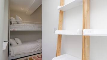 2 dormitorios, decoración individual, mobiliario individual