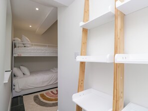 2 dormitoris, decoració individual i mobiliari individual 