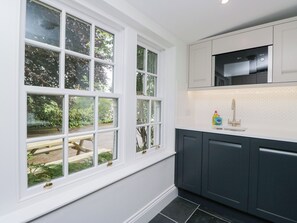 Mesin pencuci piring dan peralatan masak/sendok-piring