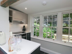 Mesin pencuci piring dan peralatan masak/sendok-piring