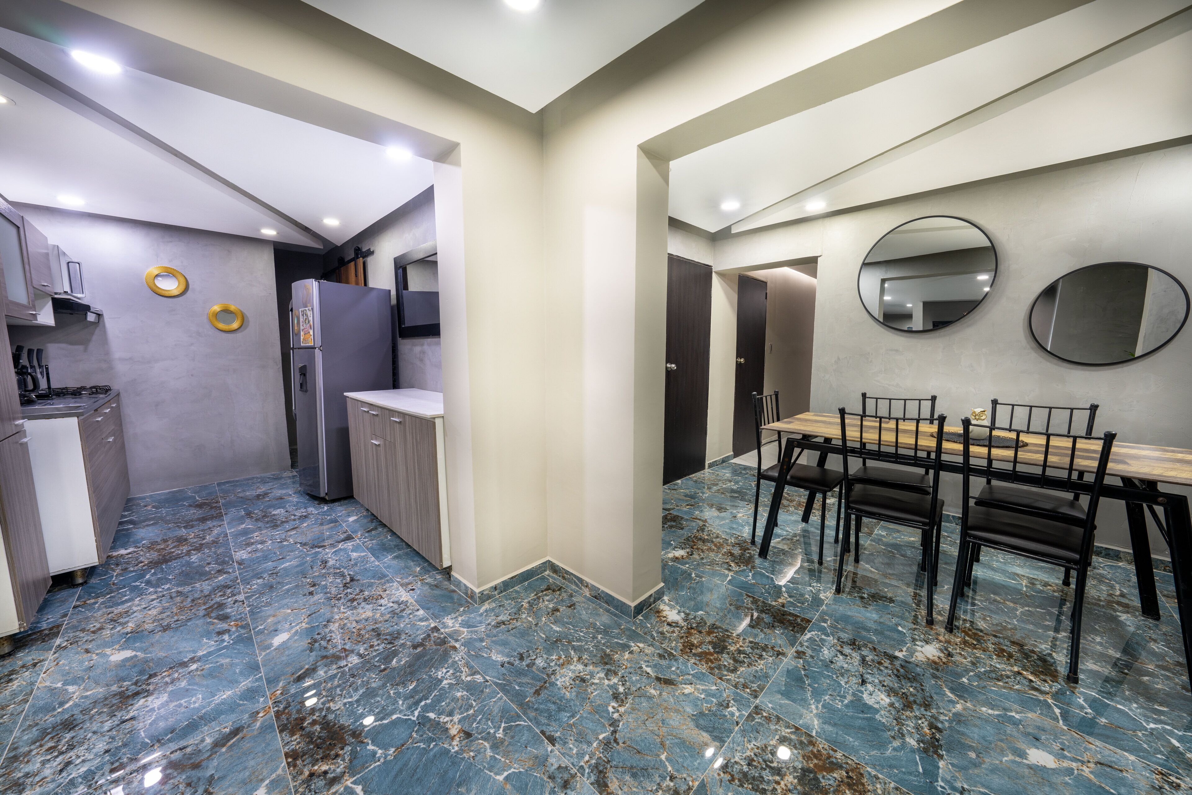 Una cocina moderna con comedor.