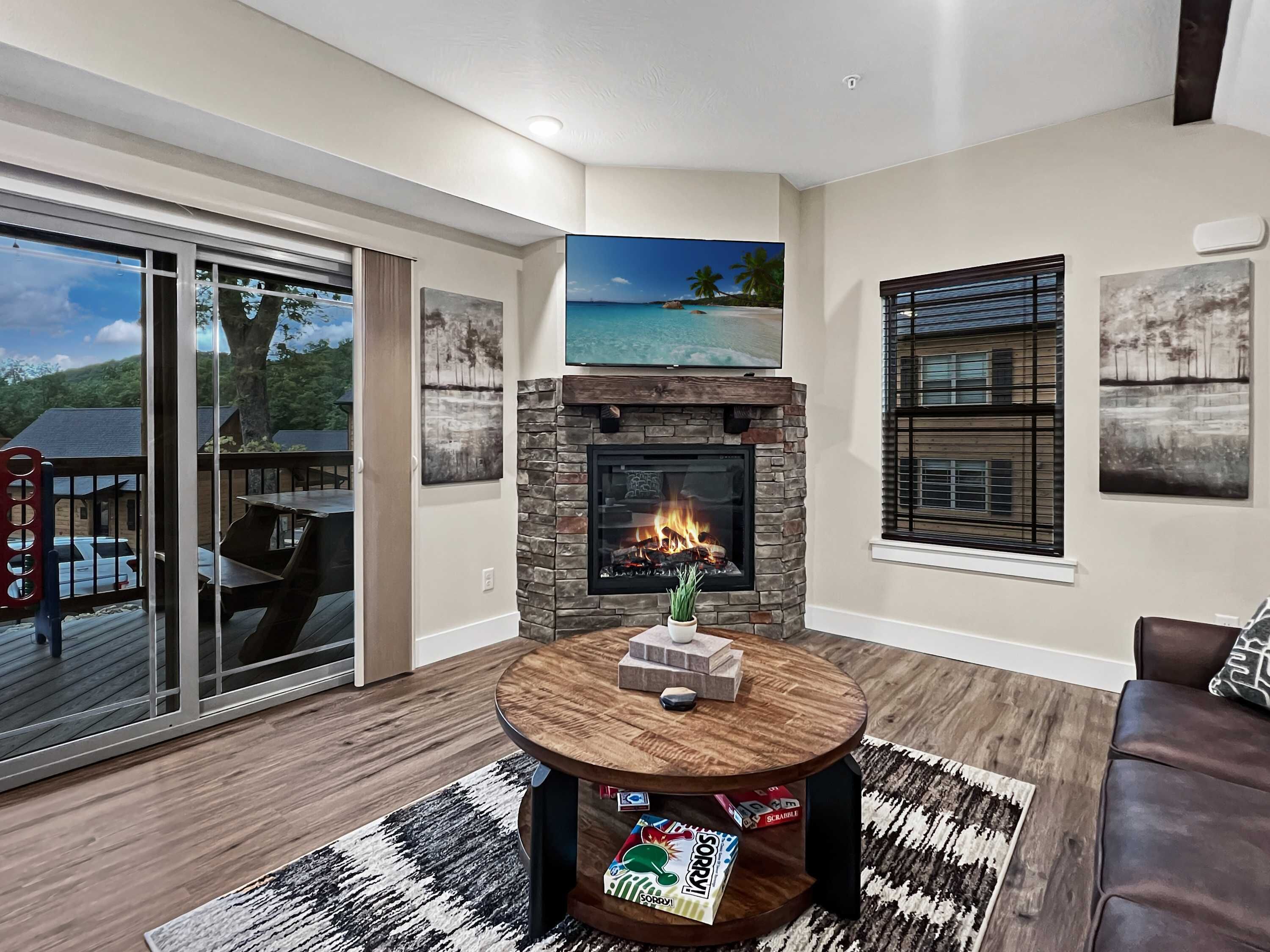 Televisión, chimenea y oficina 