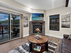 TV, lareira, escritórios