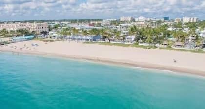 Cozy 2-bedroom home just a 5-minute walk to the beach in Lauderdale-by-the-Sea.