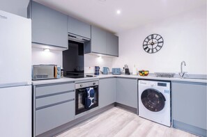 Apartment, City View | Private kitchen