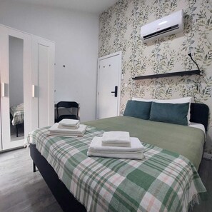 4 bedrooms, iron/ironing board, free WiFi, bed sheets