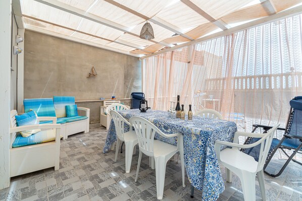 Outdoor dining - Apartment 'Belvedere Sea View' with Sea View, Wi-Fi and Air Conditioning (Portopalo di Capo Passero)