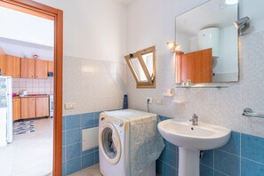 Douche, sĂšche-cheveux, serviettes fournies