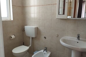 Shower, bidet - Stunning comfortable studio flat with a nice ocean view (Ilha do Sal, Cape Verde)