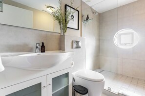 Douche, sèche-cheveux, serviettes fournies, savon
