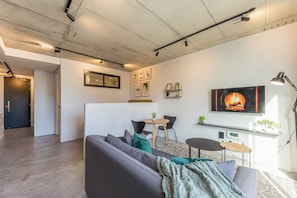 TV - Sunny Sea Point Studio with Pool (Cape Town)