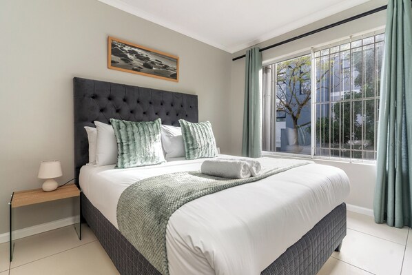 1 slaapkamer, een kluis op de kamer, een strijkplank/strijkijzer