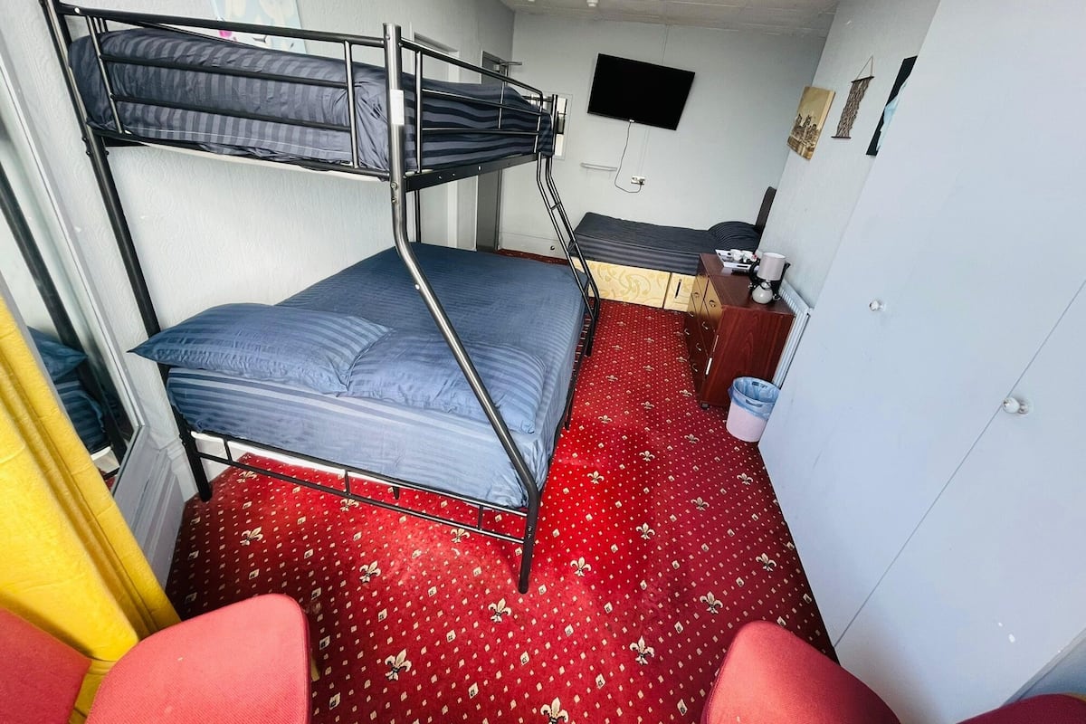 Vierbettzimmer, eigenes Bad, Meerblick | Schreibtisch, laptopgeeigneter Arbeitsplatz, kostenloses WLAN