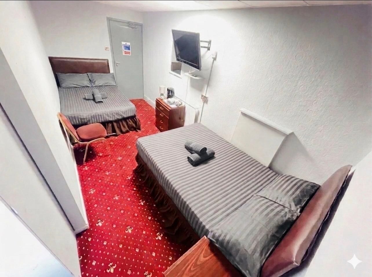 Habitación cuádruple, baño privado | Escritorio, espacio para trabajar con laptop y wifi gratis 