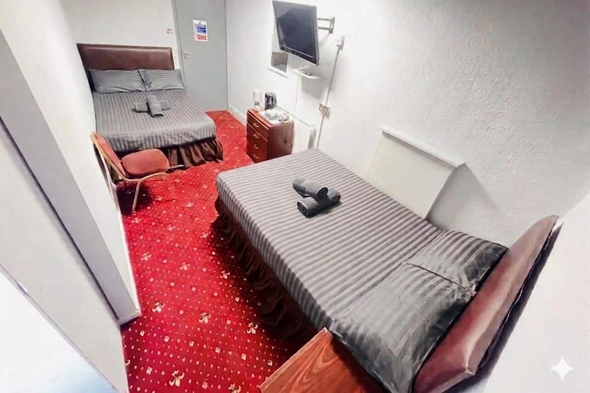 Habitación cuádruple, baño privado | Escritorio, espacio para trabajar con laptop y wifi gratis