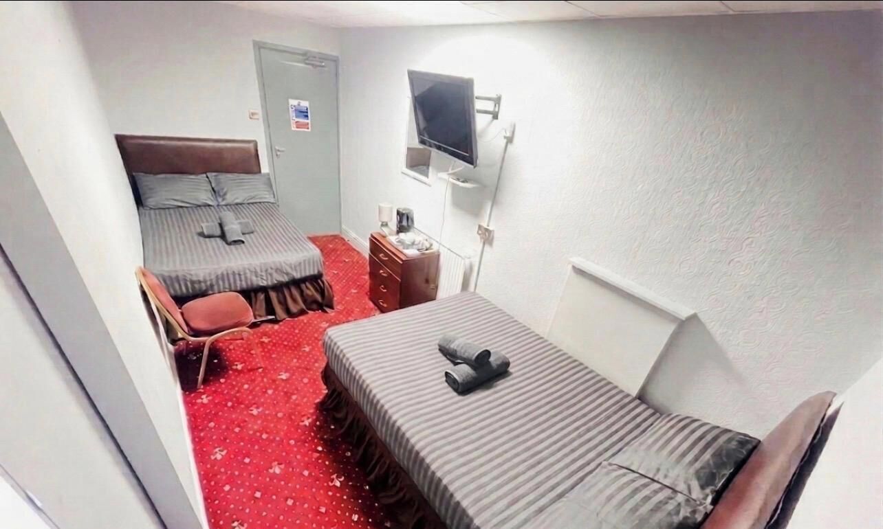 Habitación cuádruple, baño privado | Escritorio, espacio para trabajar con laptop y wifi gratis 
