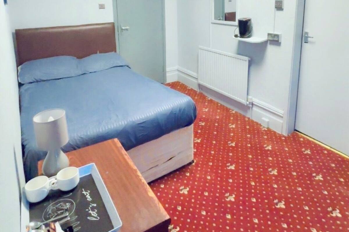 Camera doppia, bagno privato | Una scrivania, postazione laptop, Wi-Fi gratuito, lenzuola