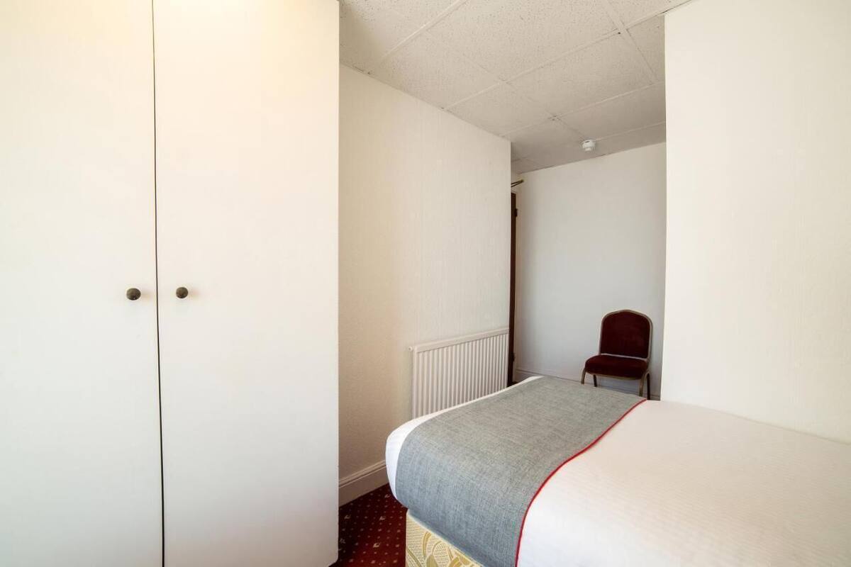 Camera singola, bagno privato, vista mare | Una scrivania, postazione laptop, Wi-Fi gratuito, lenzuola