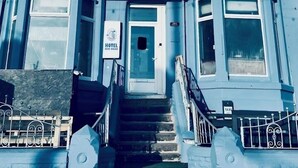 Un edificio de varios pisos con un letrero que dice "HOTEL BLUE OCEAN".