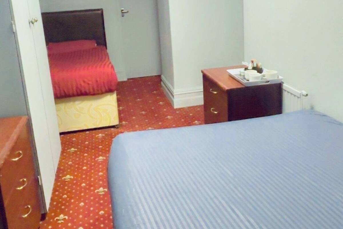 Camera con 2 letti singoli, bagno privato, vista mare | Una scrivania, postazione laptop, Wi-Fi gratuito, lenzuola