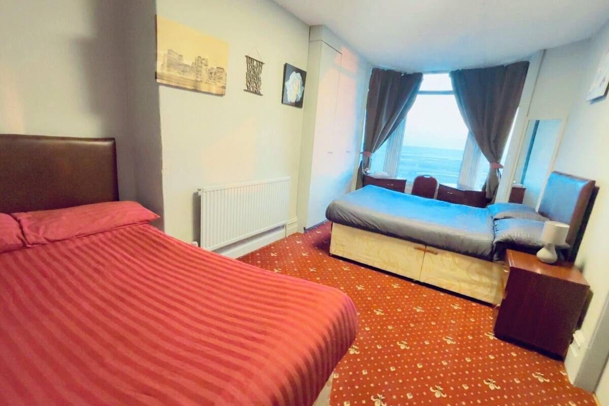 Camera quadrupla, bagno privato, vista mare | Una scrivania, postazione laptop, Wi-Fi gratuito, lenzuola