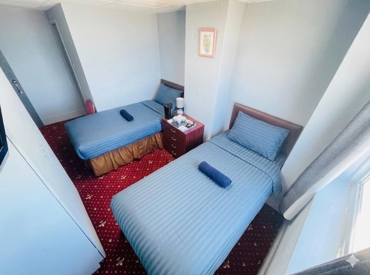 Habitación con 2 camas individuales, baño privado, vista al mar | Escritorio, espacio para trabajar con laptop y wifi gratis 