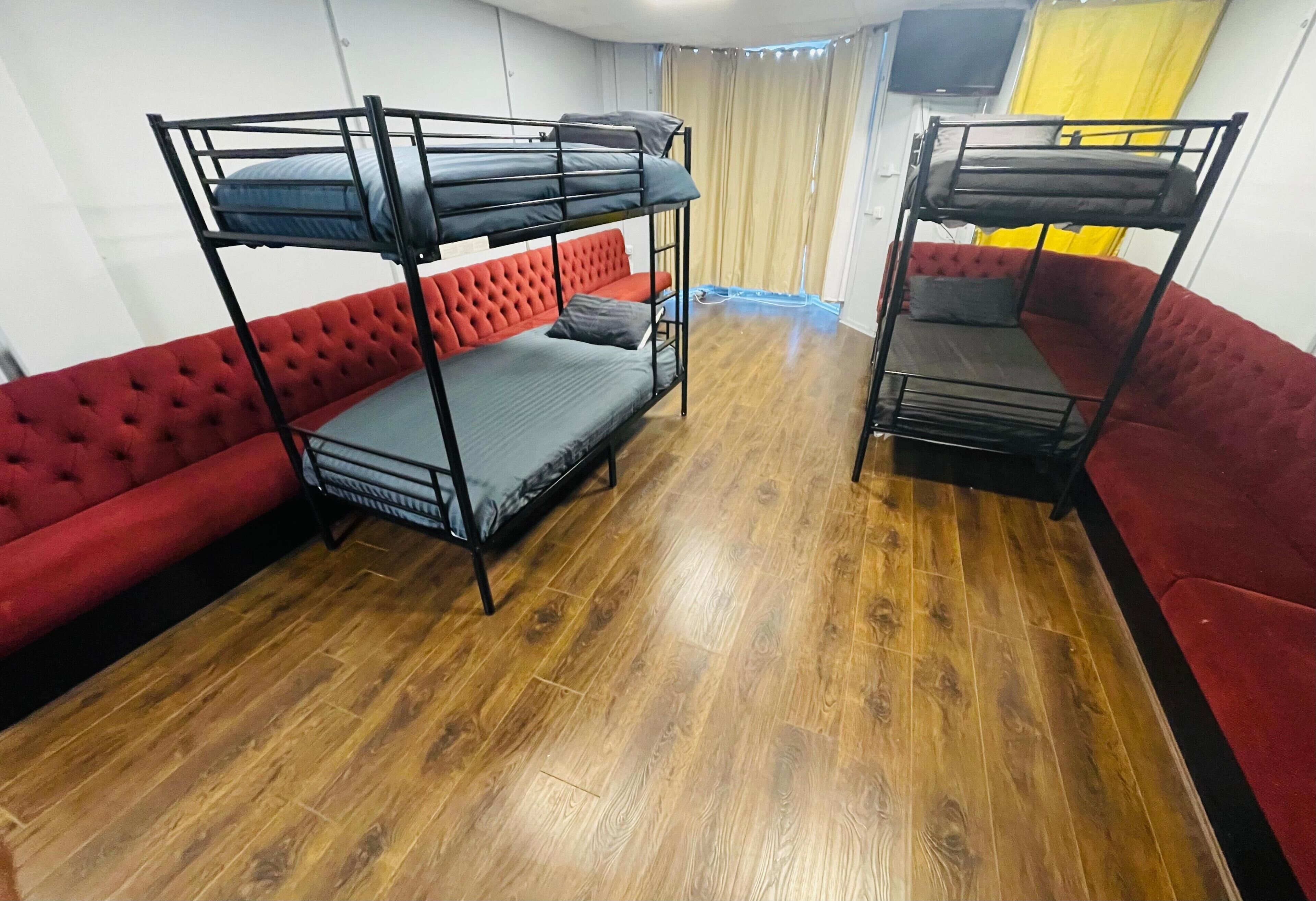 Dormitorio compartido | Escritorio, espacio para trabajar con laptop y wifi gratis 