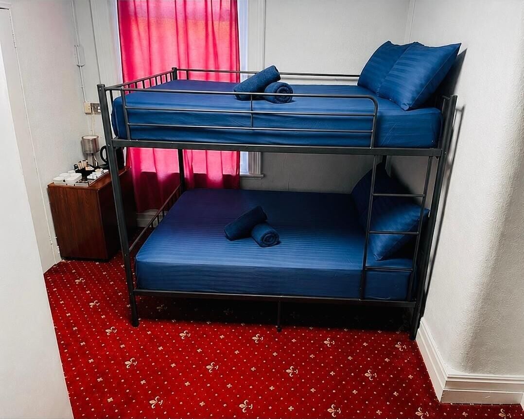 Habitación cuádruple | Escritorio, espacio para trabajar con laptop y wifi gratis 