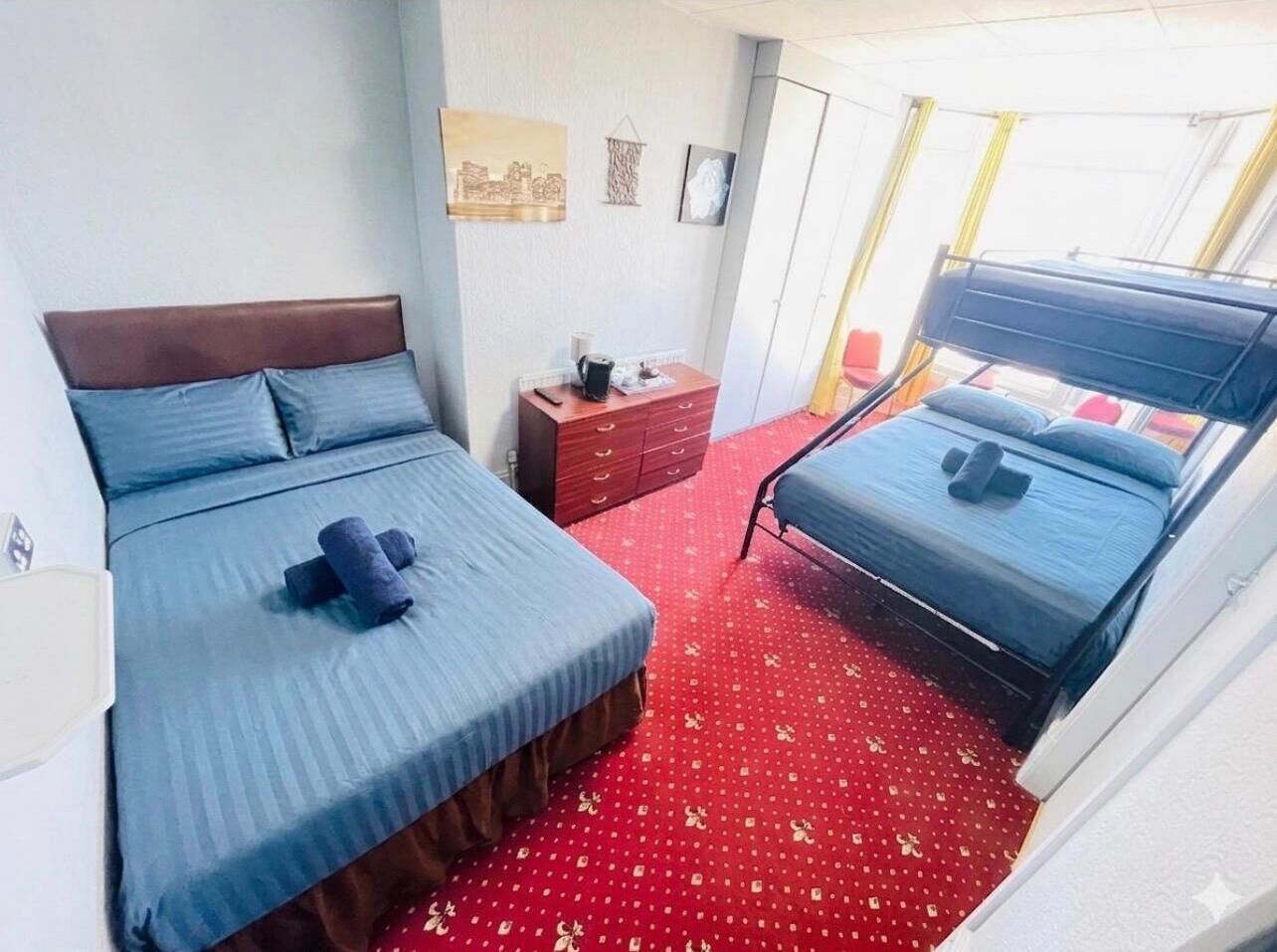 Habitación cuádruple, baño privado, vista al mar | Escritorio, espacio para trabajar con laptop y wifi gratis 