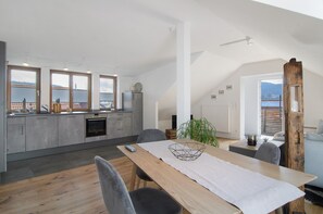 Dining - Apartment 'Schöne Ferienwohnung Mit Kostenlos' with Mountain View, Wi-Fi and Air Conditioning (Mühlheim an der Donau)