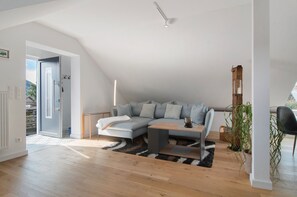 Een televisie en een stereo