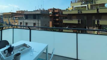 Appartamento Deluxe, 2 camere da letto, aria condizionata, vista città | Balcone