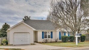 A single-story house with a garage, a front yard, and a mailbox. - Charming 3BR 2BA 20 min drive to the Masters (Grovetown)