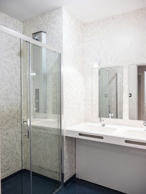 シャワー、タオル、石鹸、トイレットペーパー