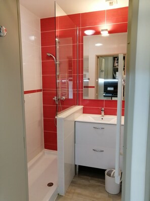 Een douche, handdoeken, toiletpapier