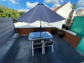 Outdoor dining - The Stopover, studio near Paris Roissy CDG Airport,Disneyland,Asterix,Exposition (Villepinte)