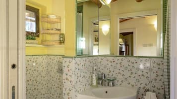 Comfort Apartment, Air conditioning, City View | Bathroom
