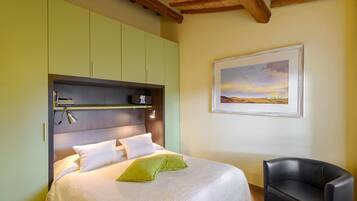 Comfort-Apartment, Klimaanlage, Stadtblick | Schallisolierte Zimmer, BĂŒgeleisen/BĂŒgelbrett, kostenloses WLAN