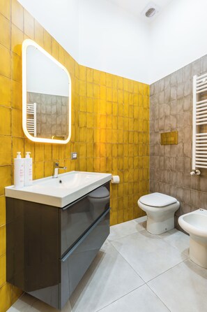 Apartemen, balkon | Kamar mandi