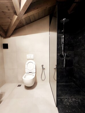 Quarto triplo luxo | Banheiro | Produtos de toalete grátis, secador de cabelo, toalhas de banho 